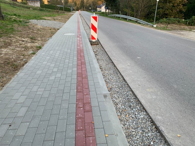 Kończą się prace związane z budową chodników przy drodze powiatowej w Białce i Lecce (2)