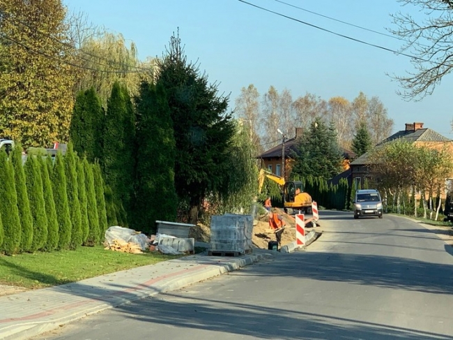 Kończą się prace związane z rozbudową chodników przy drodze powiatowej 1411R Babica-Lubenia-Błażowa. W Błażowej Górnej i Białce zostało zrealizowanych ponad 200 metrów chodnika (2)