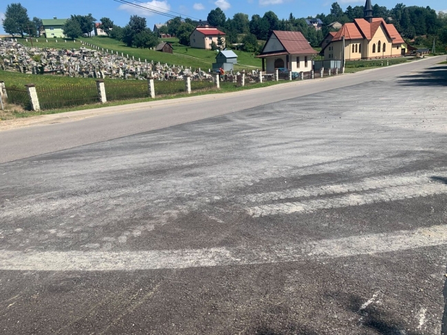 Nowa nawierzchnia asfaltowa została wykonana na zajezdni autobusowej przy końcowym przystanku oraz na parkingu przy cmentarzu w Lecce (2)