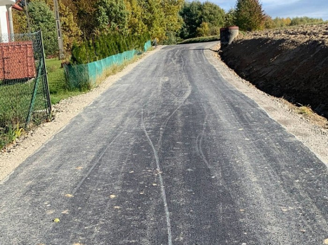 Zakończyła się przebudowa drogi gminnej 3214 Futoma Jaworznik. (2)