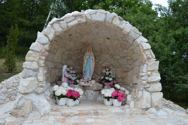 Budowa i poświęcenie Groty NMP z Lourdes w Białce (2)