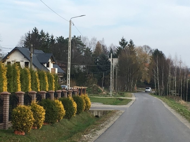 Na drodze gminnej Nowy Borek Budy zostało zainstalowanych 6 nowych lamp oświetlenia ulicznego.