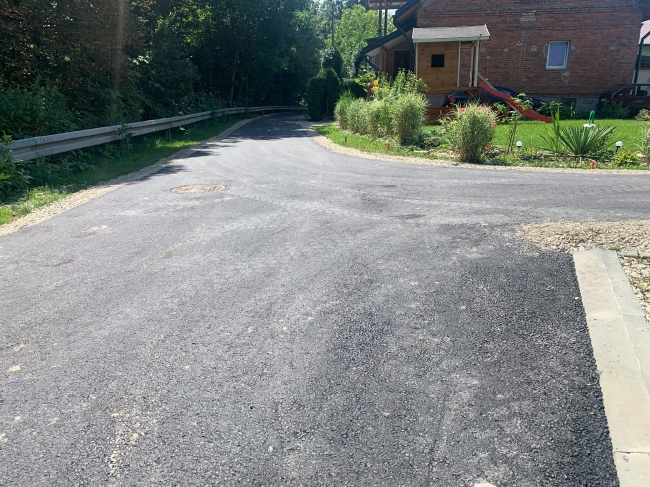 Na ulicy Rzecznej oraz odcinku ulicy Parkowej w Błażowej została wykonana nowa nawierzchnia asfaltowa (1)