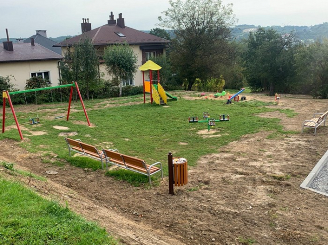 Nowy plac zabaw wraz z parkingiem przy ulicy Kościuszki w Błażowej.