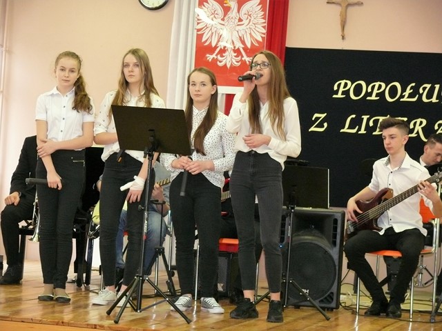 Rzeszowscy literaci w gimnazjum w Błażowej.