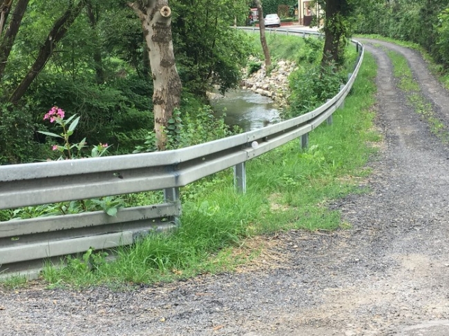 Zakończony został montaż ochronnych barier drogowych.