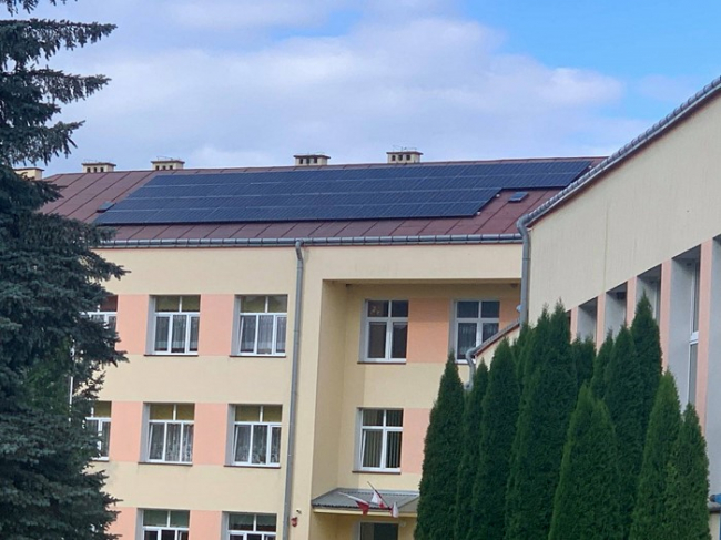 Zakończył się montaż paneli fotowoltaicznych na dachu Szkoły Podstawowej w Błażowej Dolnej.