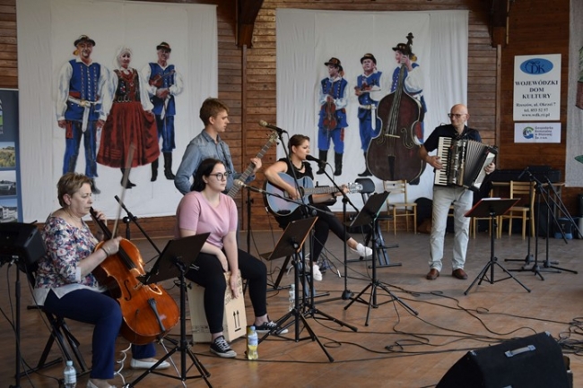 Zespół Berdo umilił czas swoją muzyką zebranym na stadnionie gościom