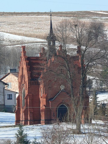 Kaplica na starym cmentarzu.