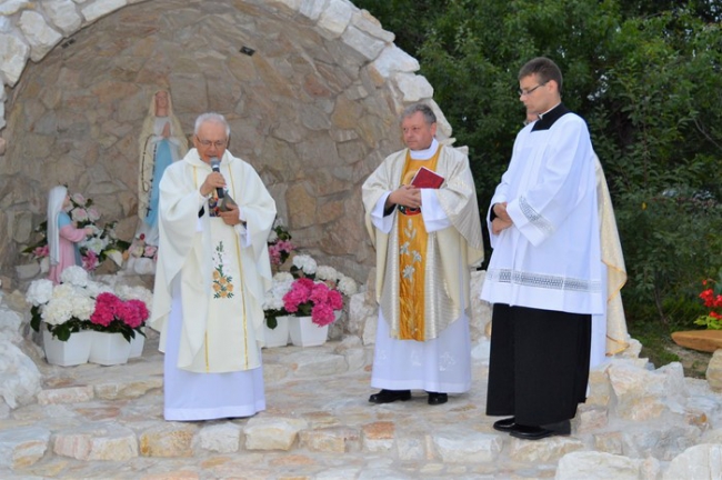 Budowa i poświęcenie Groty NMP z Lourdes w Białce (5)