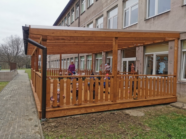 Nowy zadaszony taras w Klubie dziecięcym Maluszek w Błażowej.