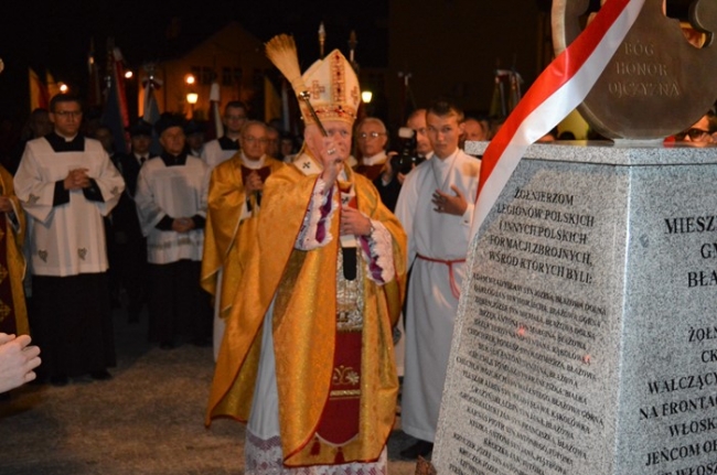 ODSŁONIĘCIE I POŚWIĘCENIE POMNIKA NA 100-LECIE ODZYSKANIA PRZEZ POLSKĘ NIEPODLEGŁOŚCI (1)