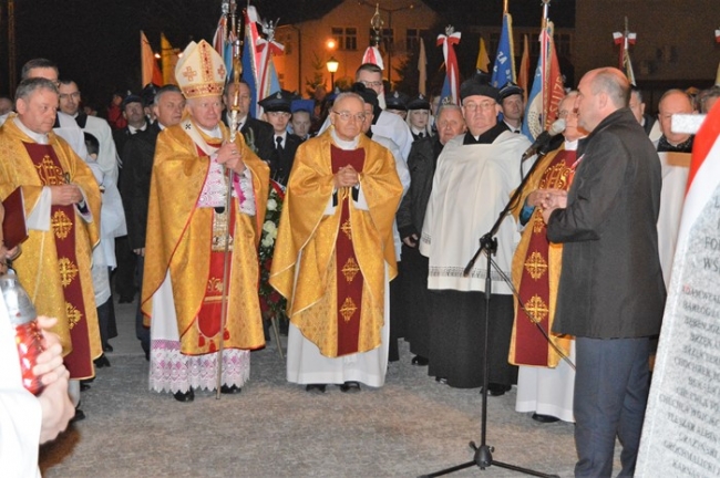 ODSŁONIĘCIE I POŚWIĘCENIE POMNIKA NA 100-LECIE ODZYSKANIA PRZEZ POLSKĘ NIEPODLEGŁOŚCI (3)