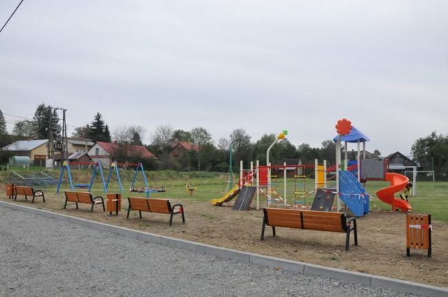 Prace przy budowie placu zabaw przy Szkole Podstawowej w Błażowej Dolnej dobiegają końca.