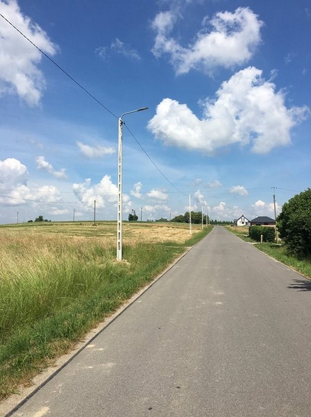 Trwają prace przy montażu nowych lamp oświetlenia ulicznego.